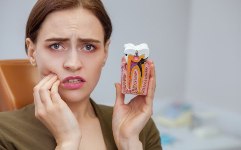 Frau mit Zahnschmerzen wegen Karies